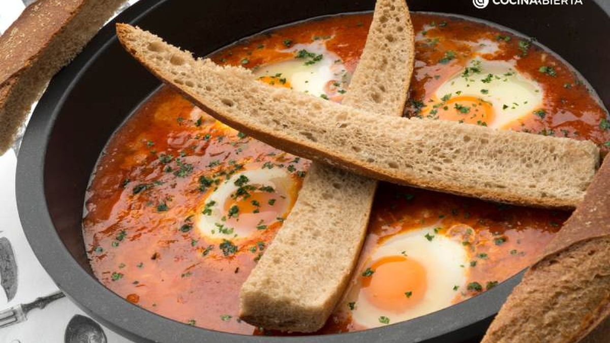 Huevos entomatados, un plato sencillo y económico de Karlos Arguiñano