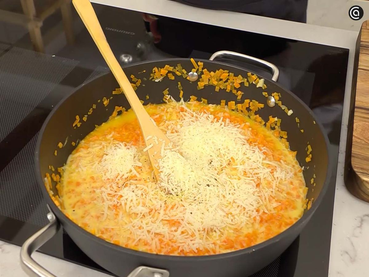 Incorpora el queso rallado
