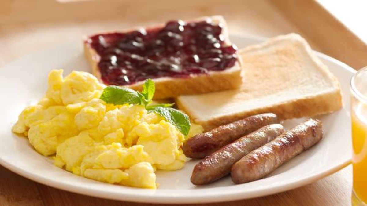 desayuno continental huevo salchichas mermelada