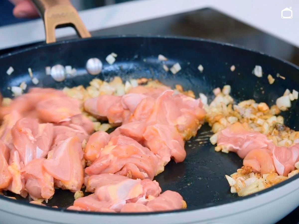 Dorar el pollo para hacerlo al curry