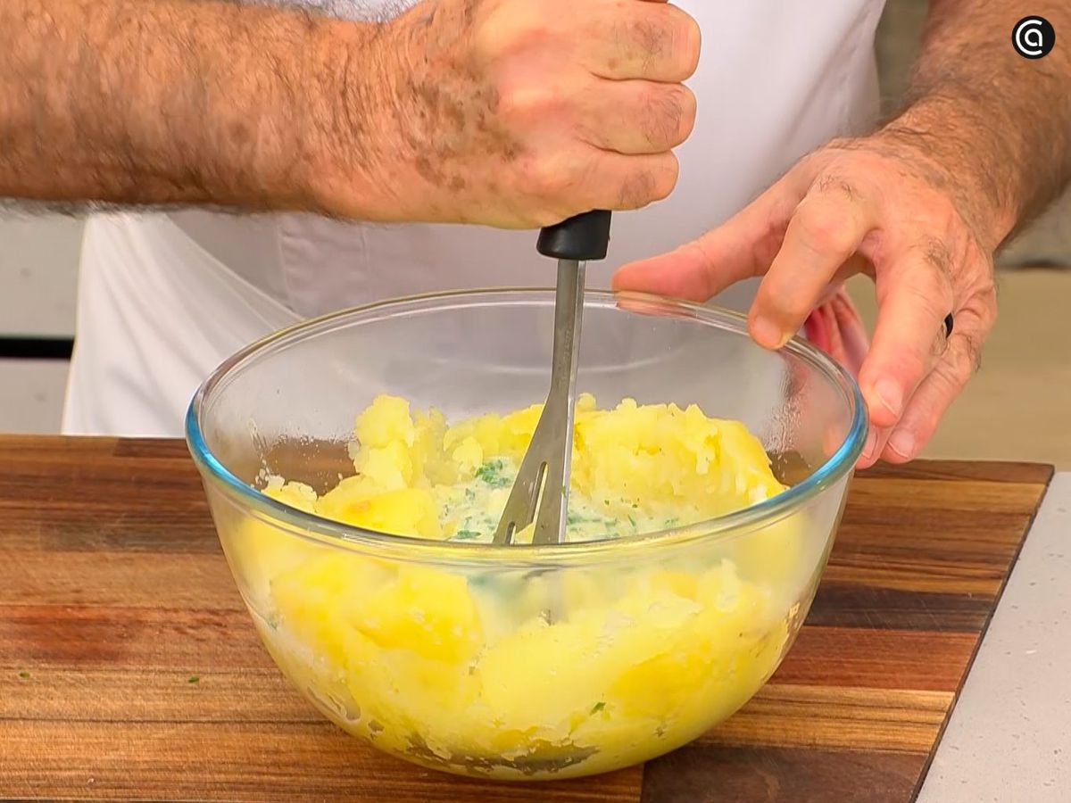 Cocina las patatas y tritúralas hasta obtener un puré fino