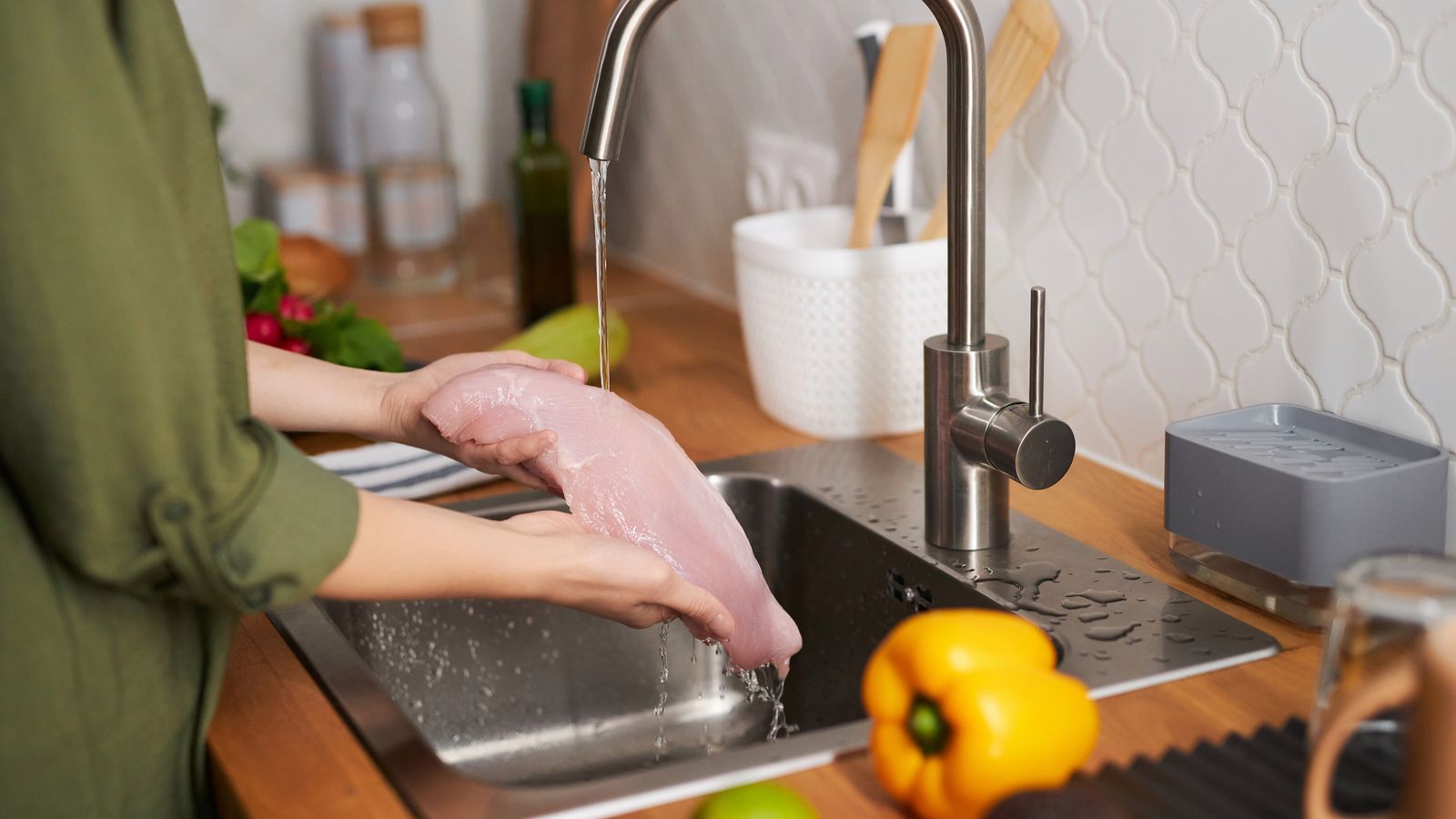 No siempre debemos lavar los alimentos para manipularlos