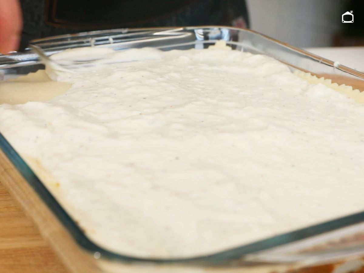 Termina con una capa de bechamel y mucho queso