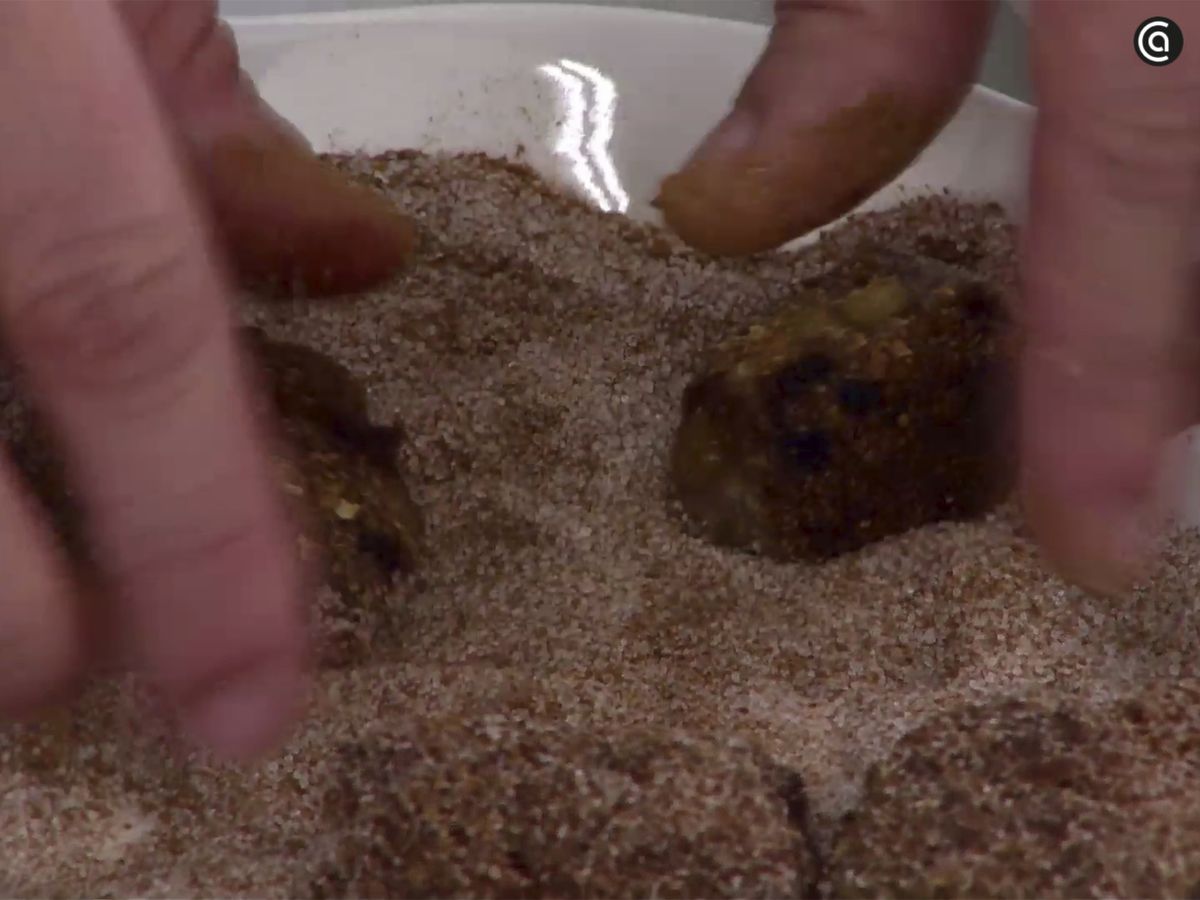 Reboza las croquetas en azúcar y canela molida