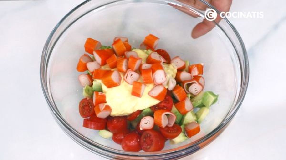 receta aguacate relleno de ensalada de surimi paso 3