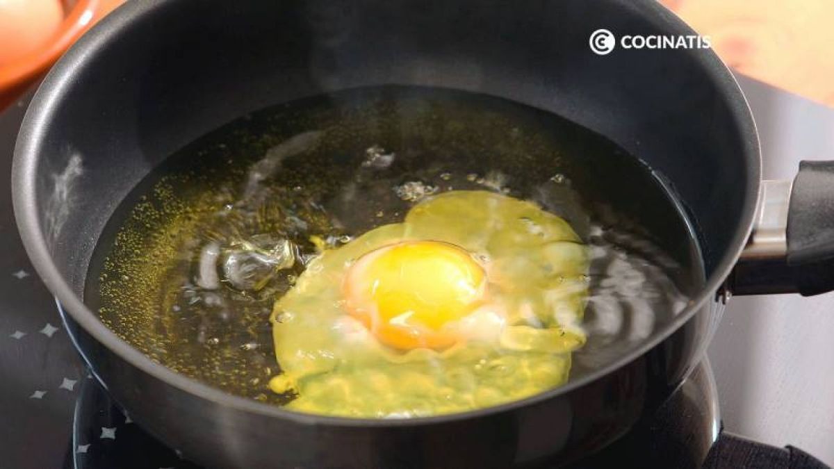 Fríe los huevos de uno en uno