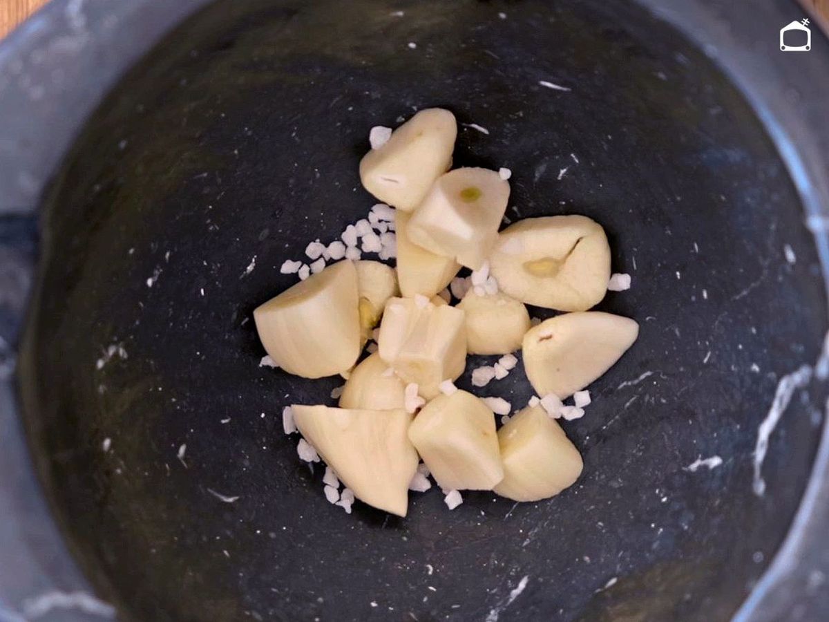 Ajo y sal en un mortero para hacer alioli sin huevo