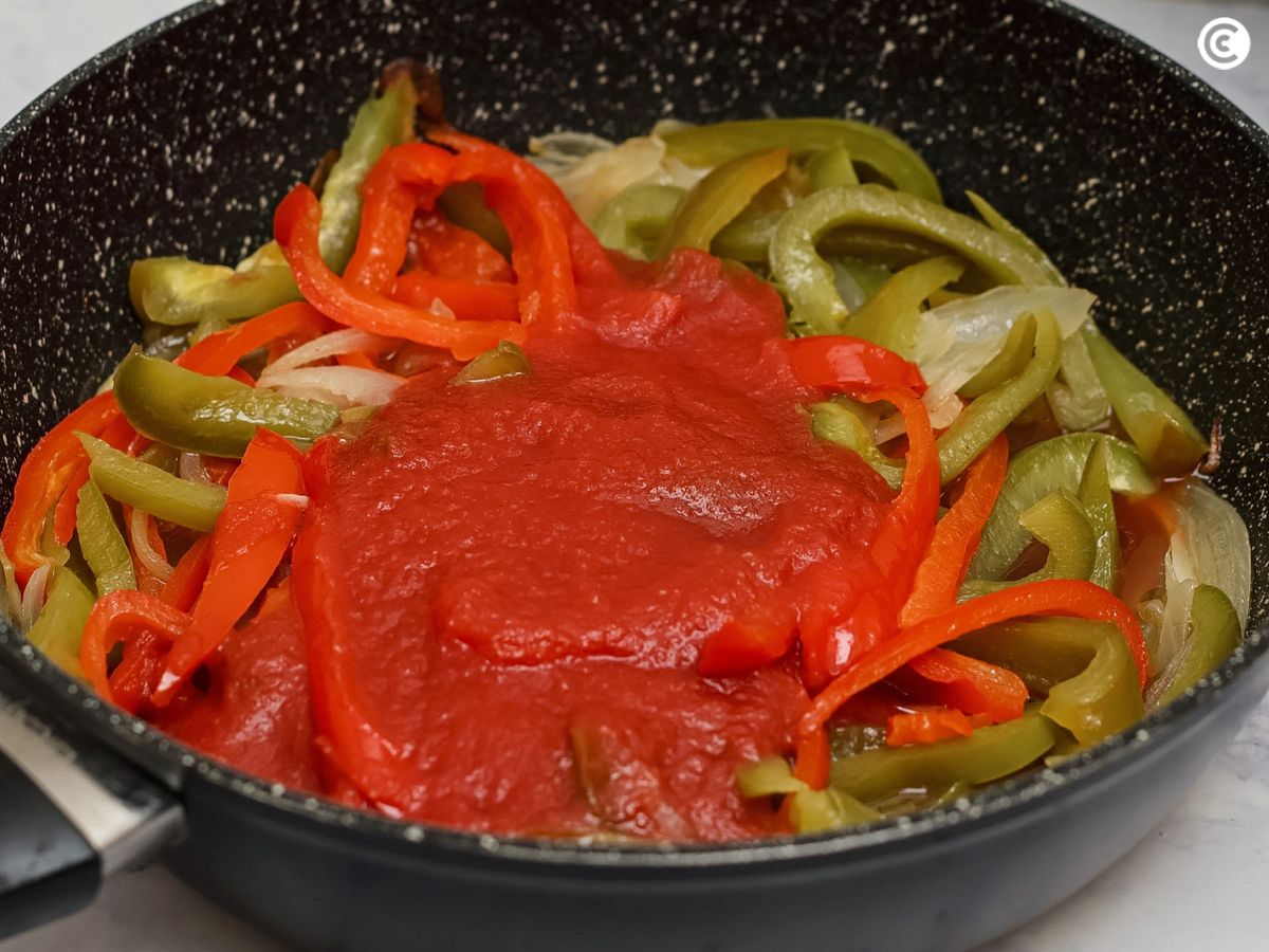 Añade el tomate triturado y mezcla bien