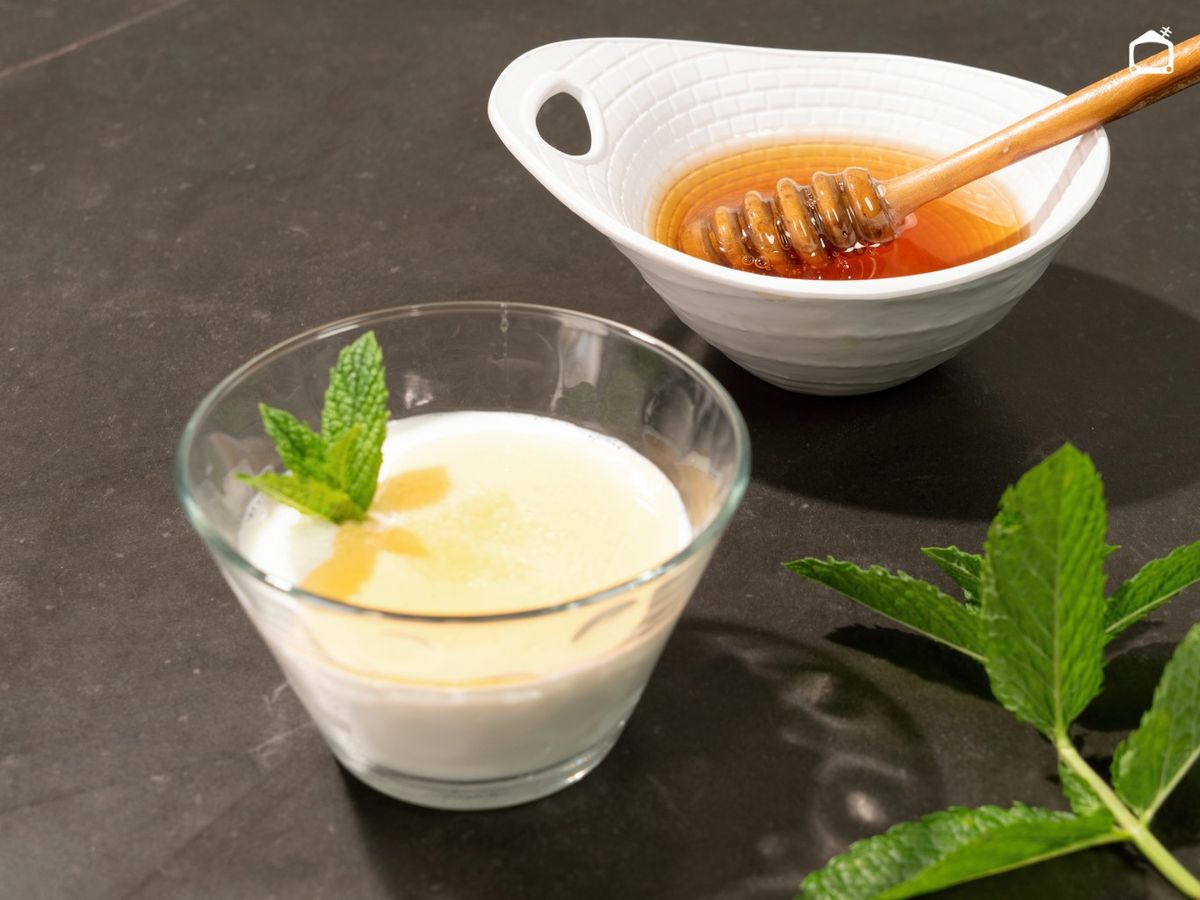 Endulza la mamia con miel y decora con hojas de menta