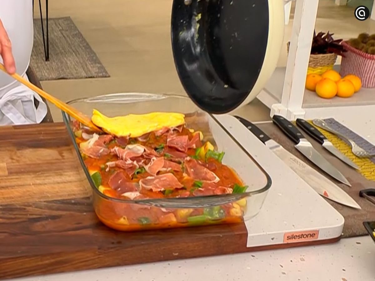 Prepara cuatro tortillas francesas y colócalas repartidas en la fuente