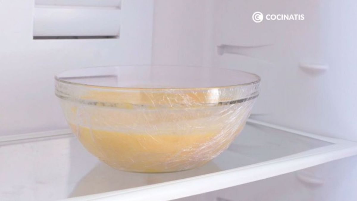 Dejar reposar masa de frixuelos en la nevera