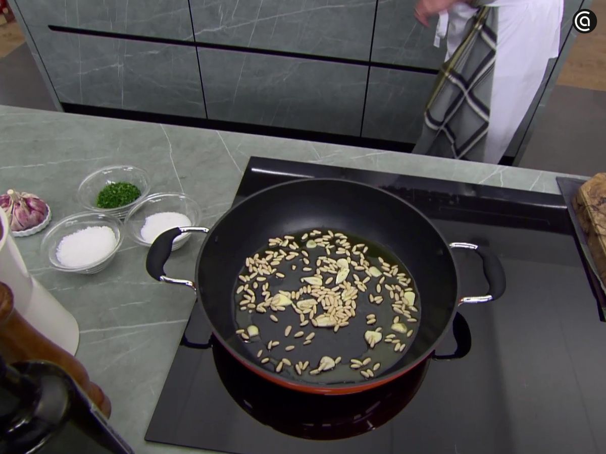 Rehoga la titaina con los piñones y el ajo