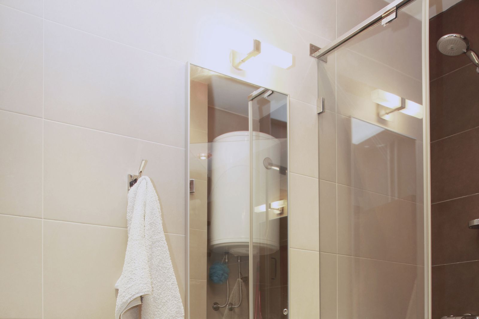 Instalar un aplique en el baño de Bricomanía Instalar un aplique en el baño de Bricomanía