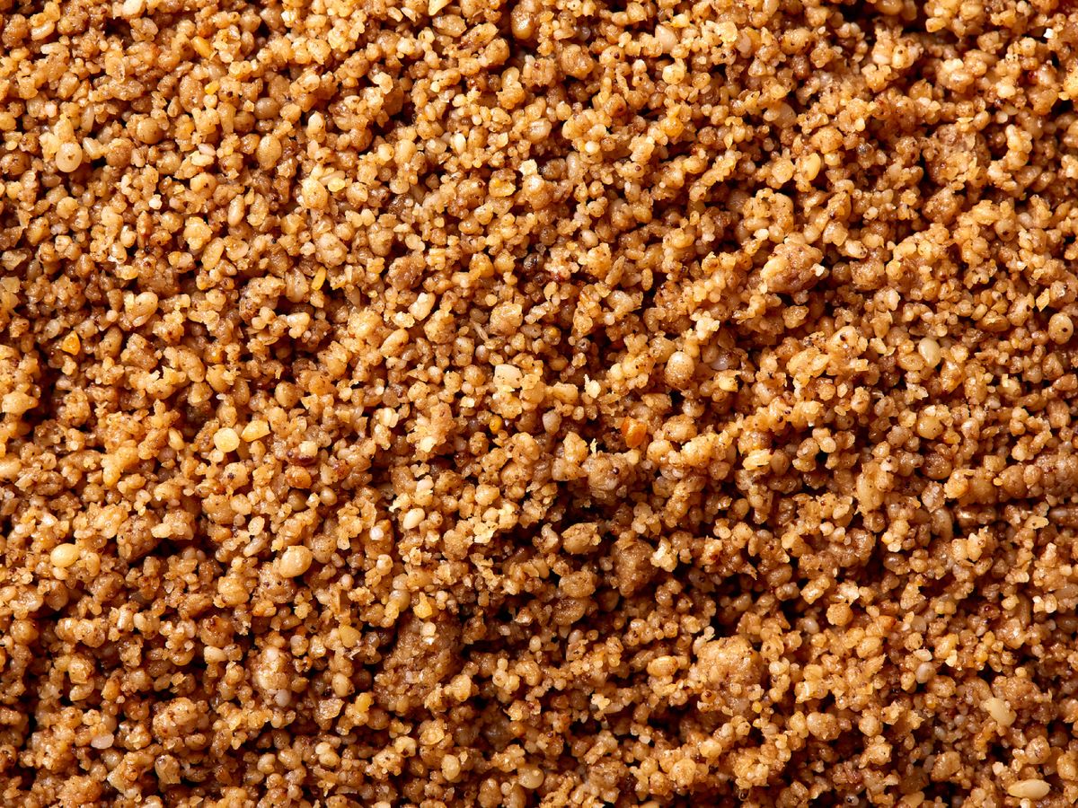 El gomasio conserva una textura granulada y crujiente, lista para espolvorear sobre arroz, verduras o sopas.