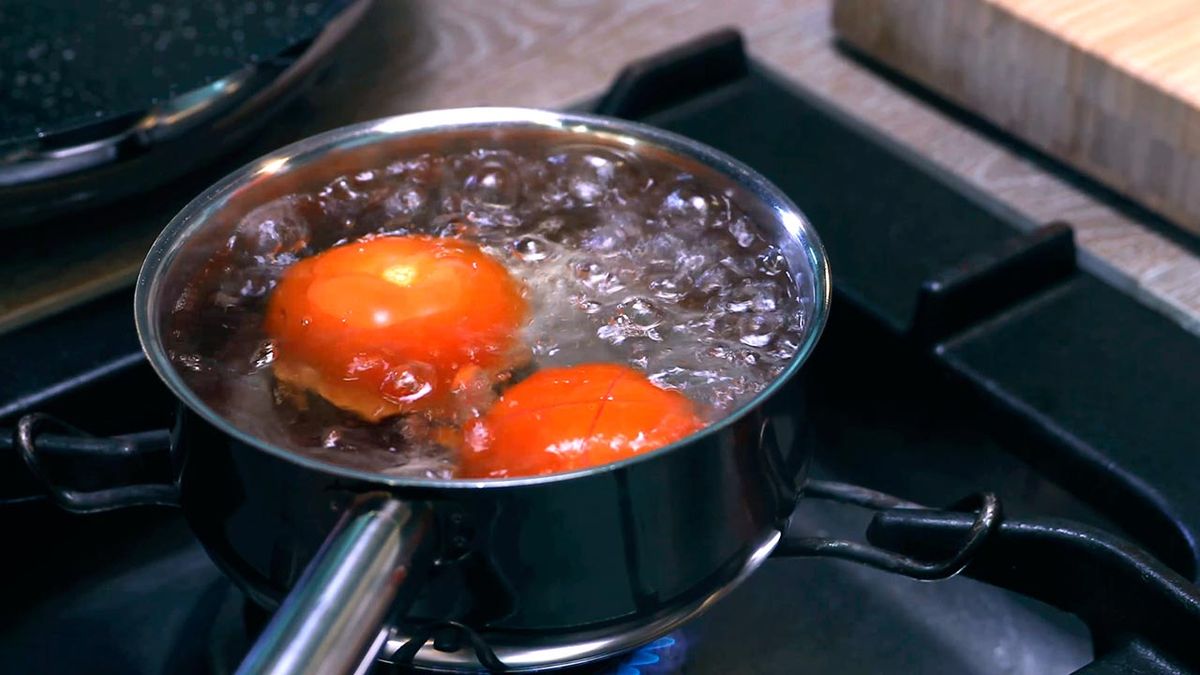 Técnica cómo escaldar tomates  paso 2