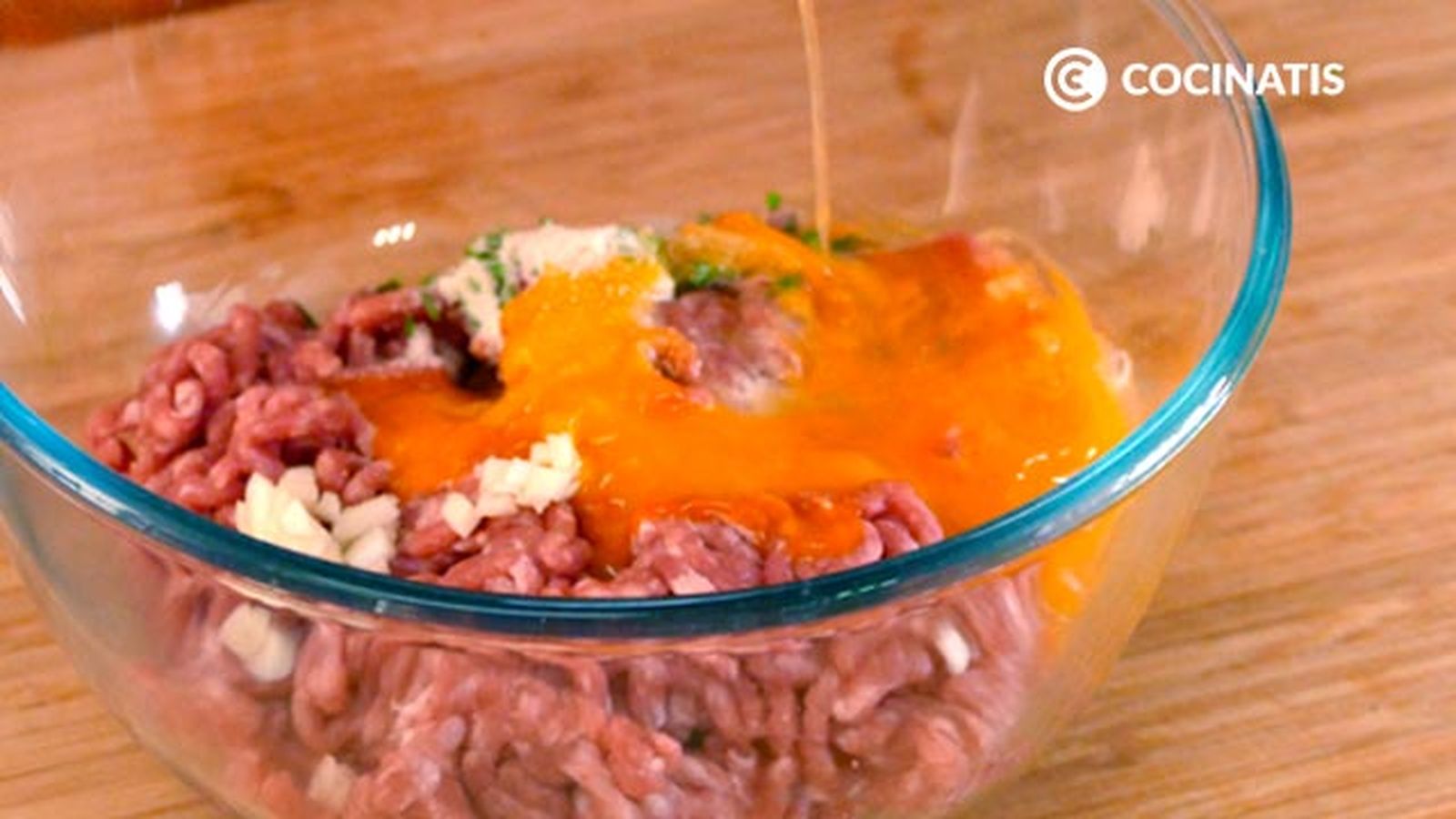 En un bol añade los ingredientes para hacer las albóndigas Receta de albóndigas con salsa de tomate paso 2