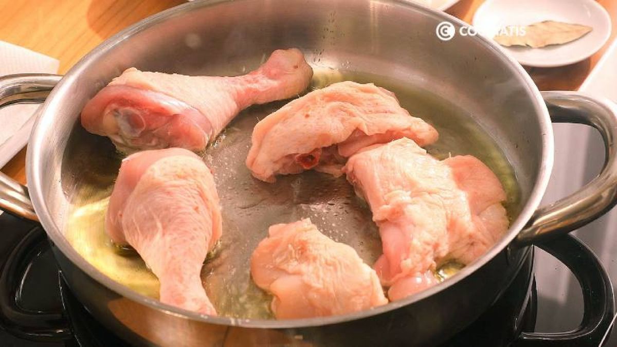 Sella el pollo en la cazuela por ambos lados