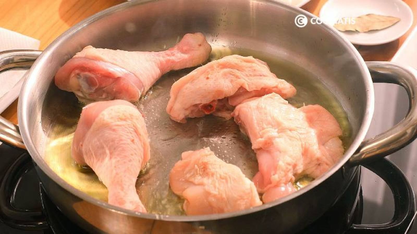 Sella el pollo en la cazuela por ambos lados Sella el pollo en la cazuela por ambos lados
