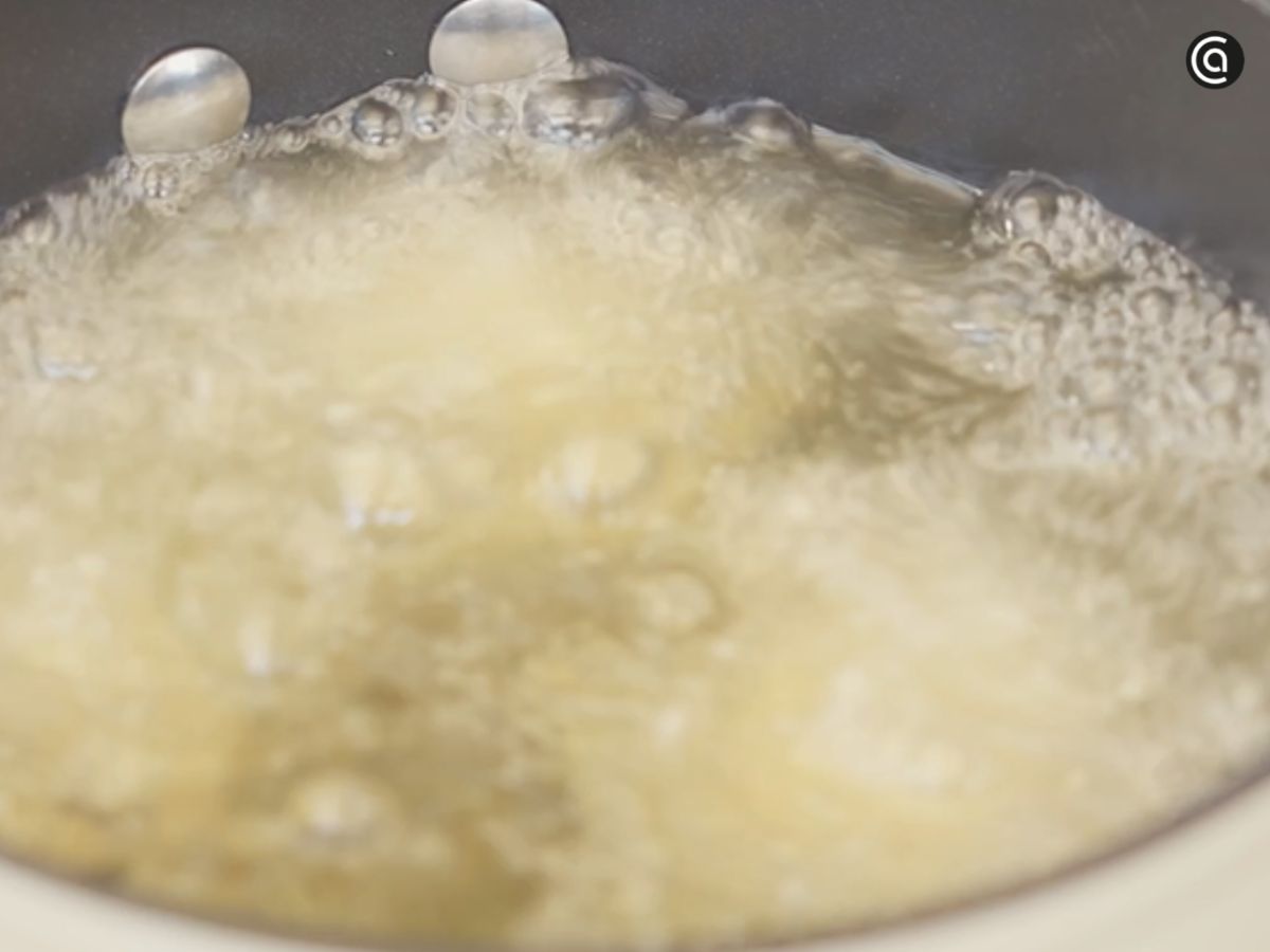 Freímos las croquetas en aceite caliente hasta que queden doradas y crujientes.