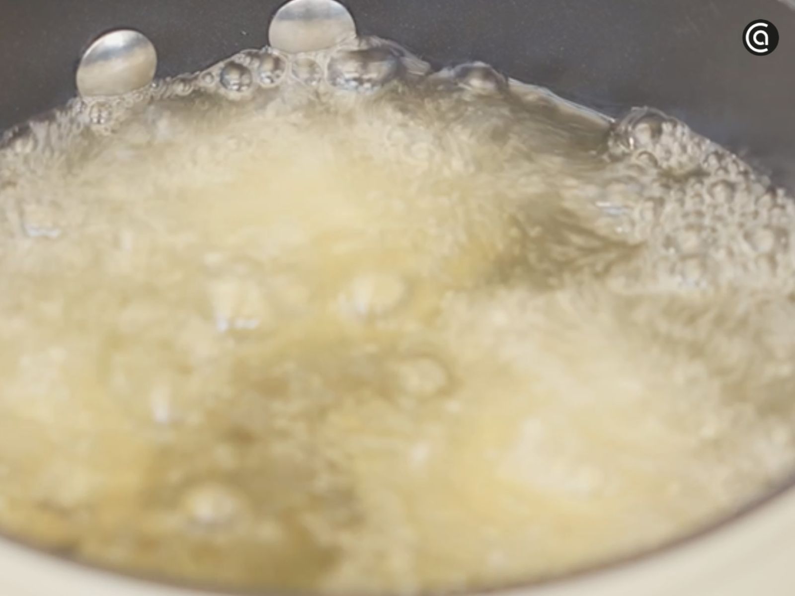 Freímos las croquetas en aceite caliente hasta que queden doradas y crujientes.
