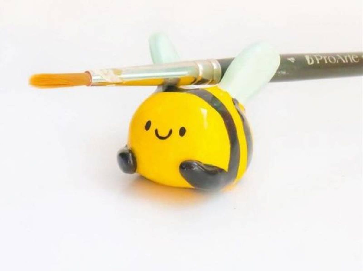 Abejita de arcilla para dejar los pinceles.