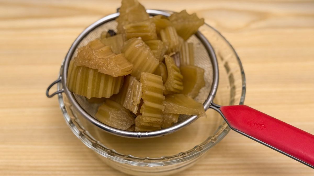 Escurrir el cardo en bote