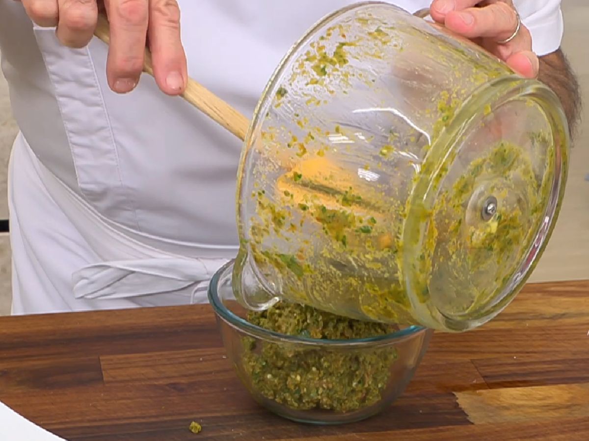 Tritura el pesto rojo y coloca la mezcla en un recipiente
