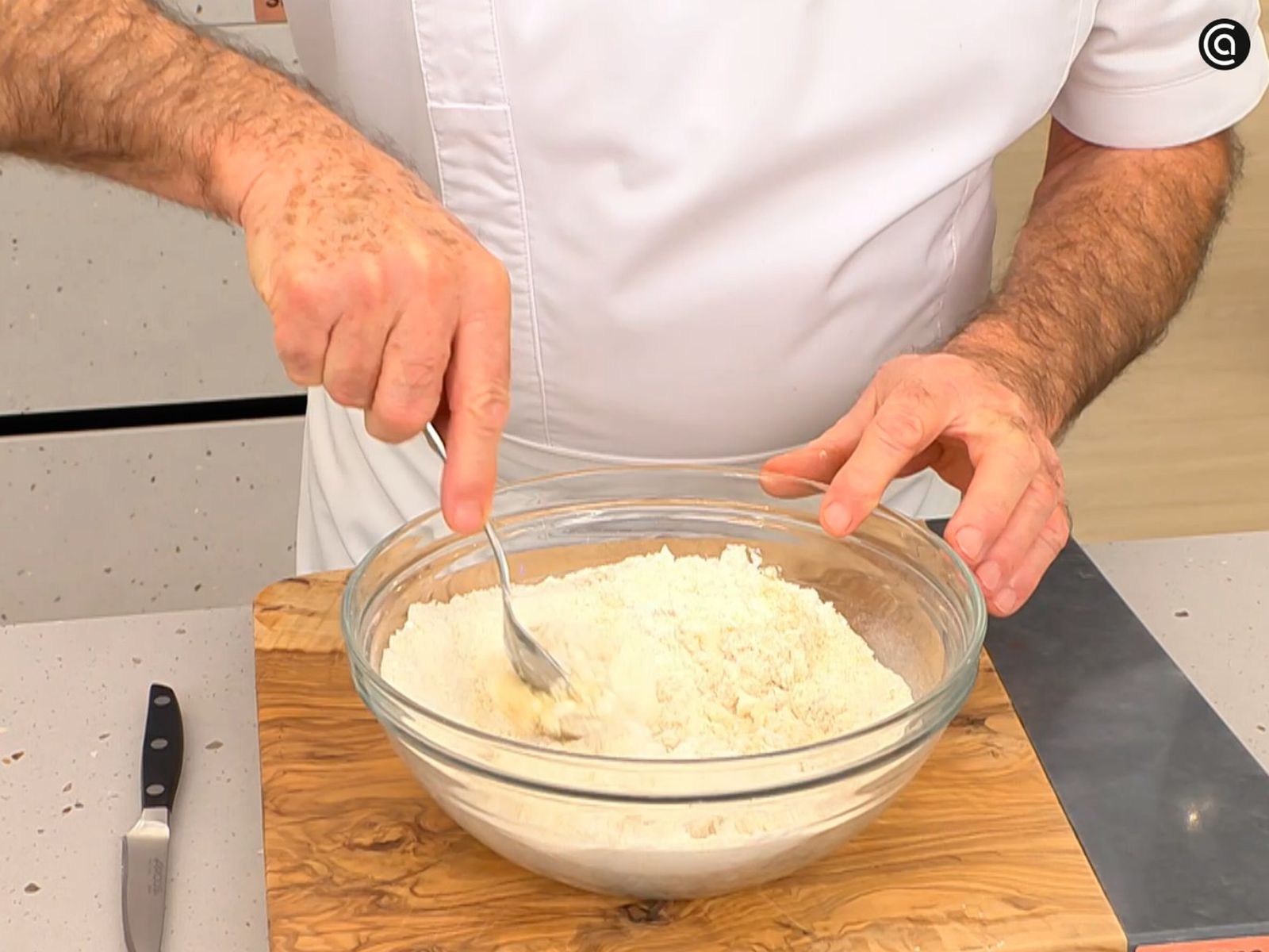 Integra la harina con el azúcar y la clara de huevo, removiendo hasta que se forme una masa