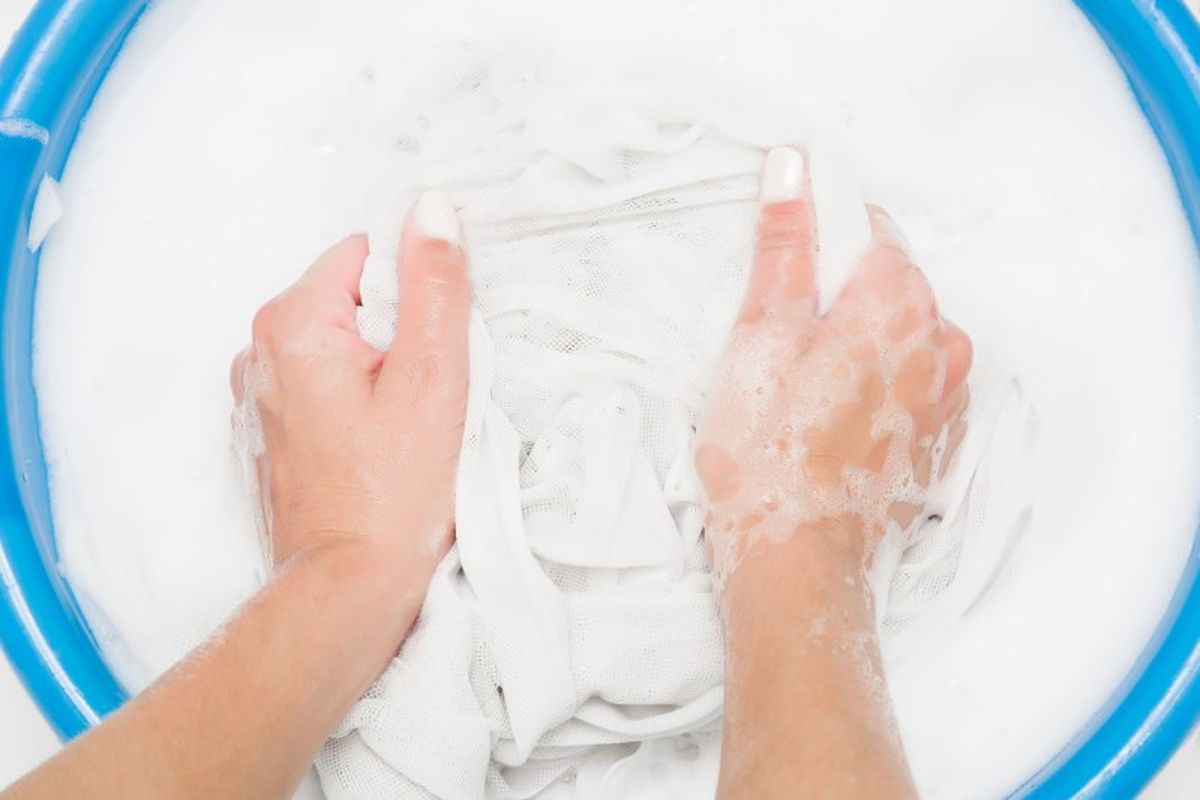 Puedes lavar las cortinas de ducha a mano o en la lavadora