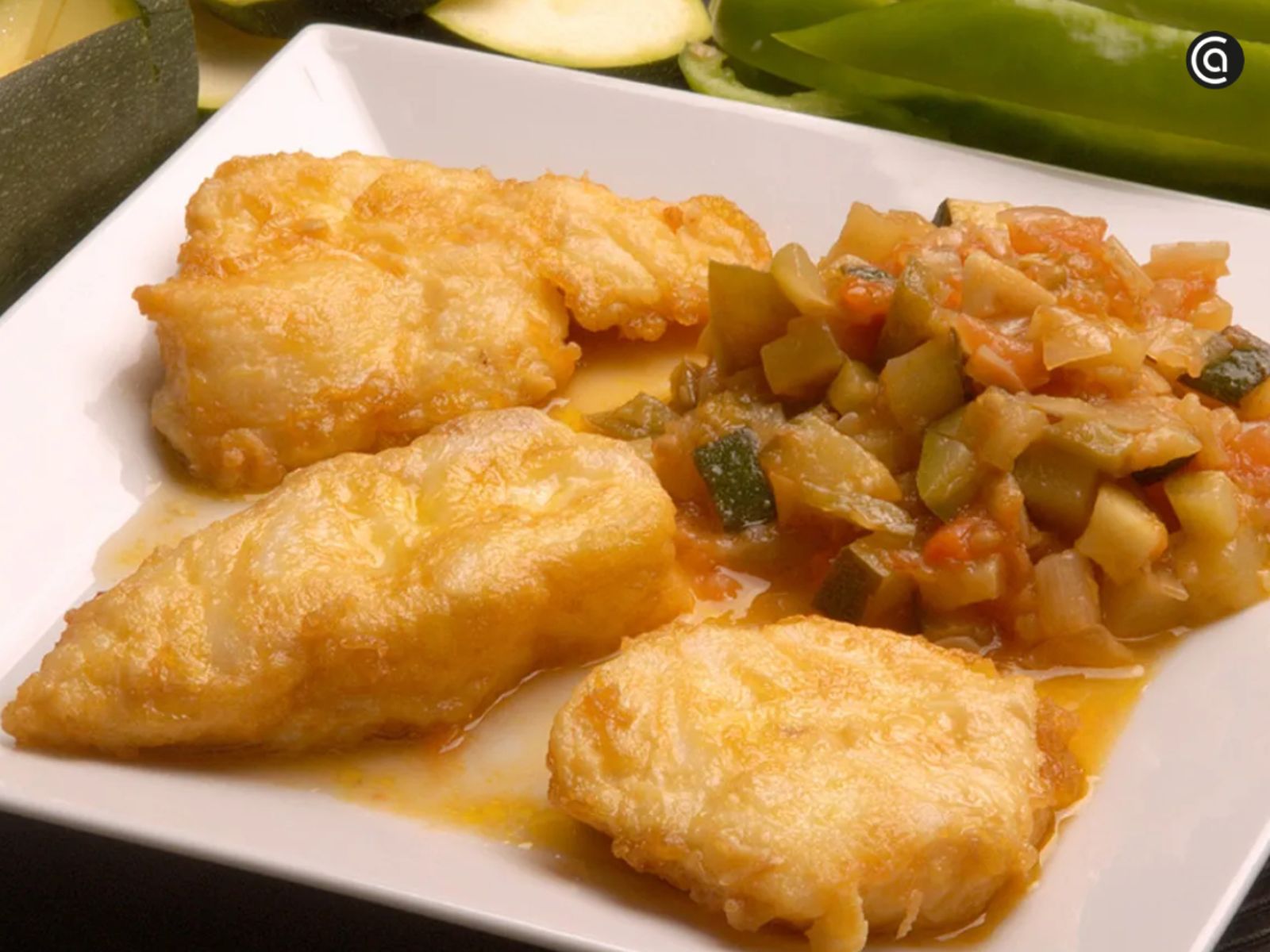 Un clásico de la cocina casera: el bacalao frito acompañado de un pisto lleno de verduras de temporada. Un clásico de la cocina casera: el bacalao frito acompañado de un pisto lleno de verduras de temporada.