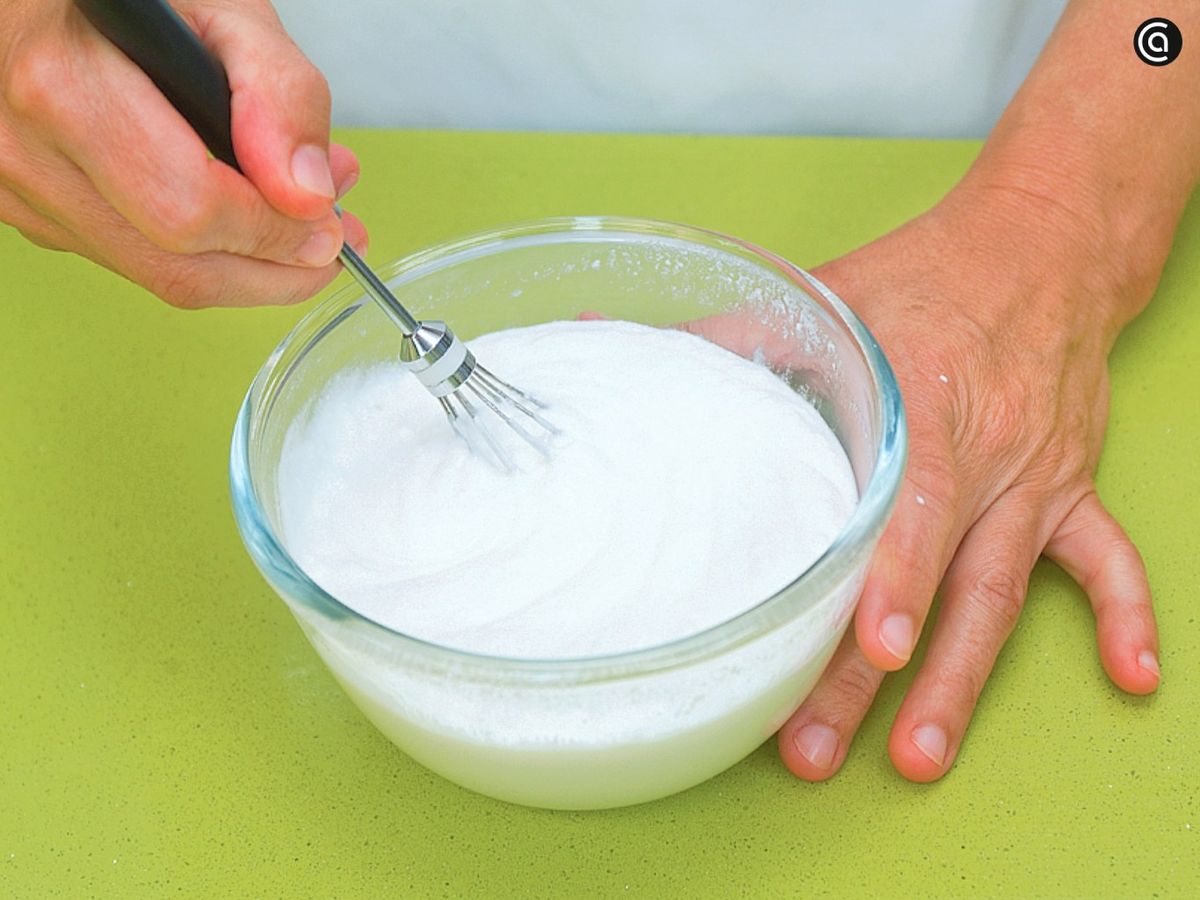 Mezcla el yogur con la leche condensada
