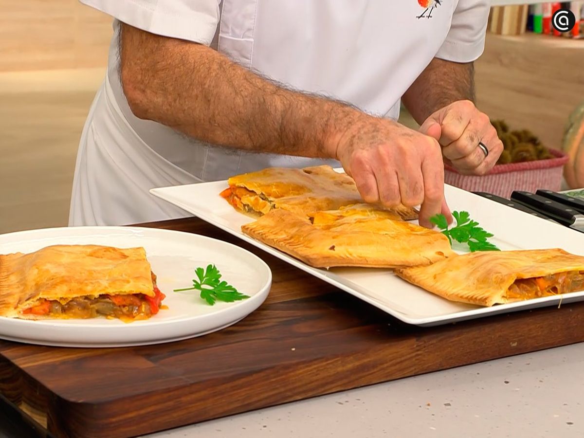 Retira del horno y corta la empanada vegetal de pimiento, berenjena y cebolla