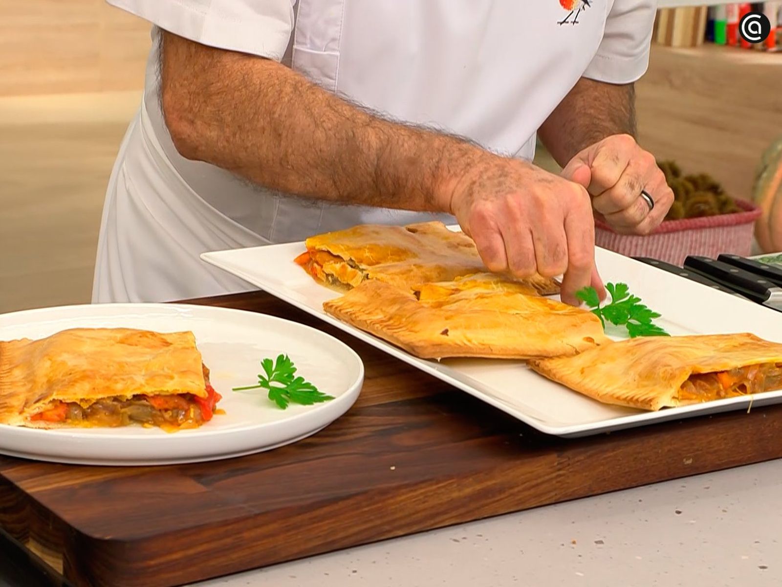 Retira del horno y corta la empanada vegetal de pimiento, berenjena y cebolla