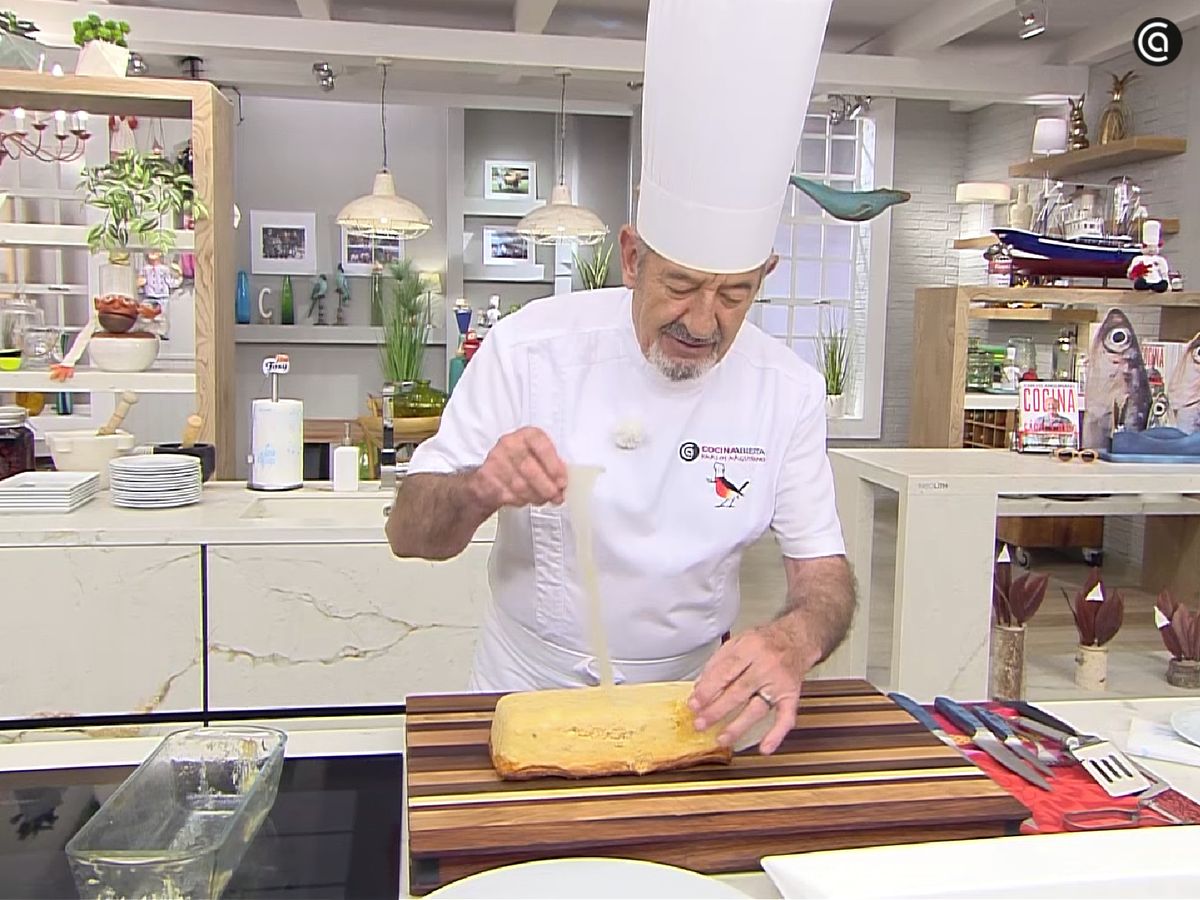 Con ayuda de las pestañas que hemos dejado libres del papel de hornear, desmolda el pastel