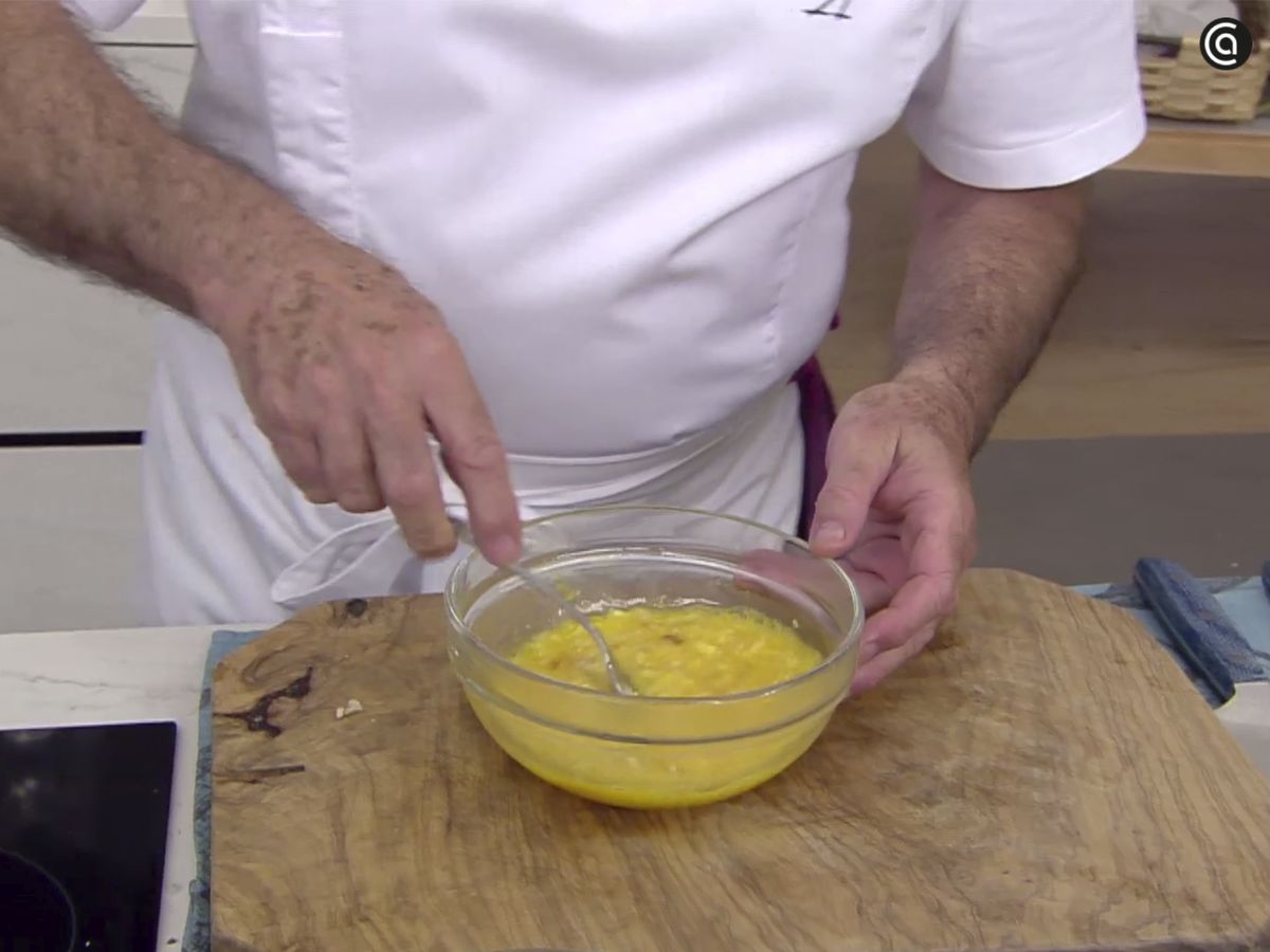 Bate los huevos y mezcla con la coliflor y la cebolleta