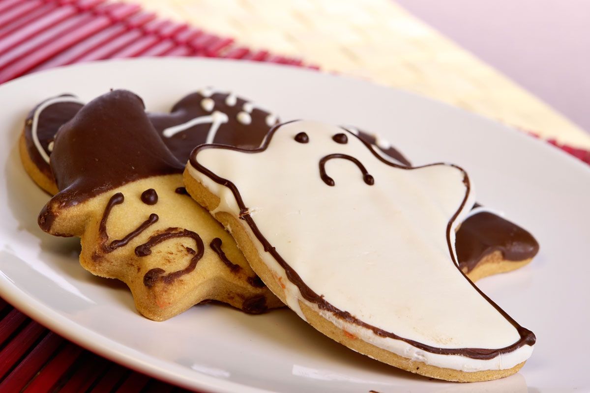 Las galletas de Halloween son muy fáciles de hacer en casa y una excusa para cocinar en familia