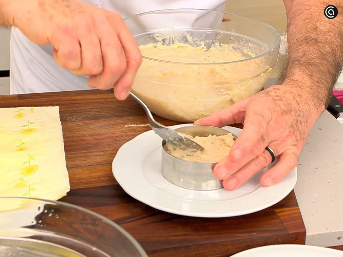 Dale forma a las hamburguesas usando un aro de emplatar