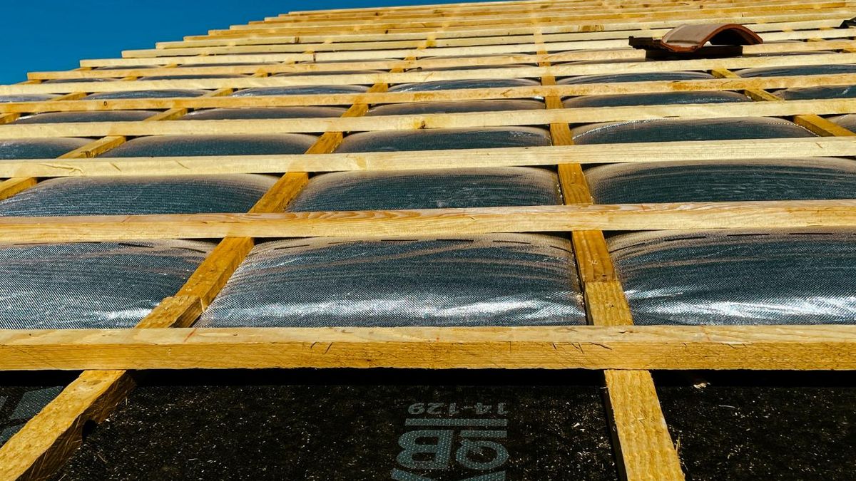 Aislar el tejado de casa.