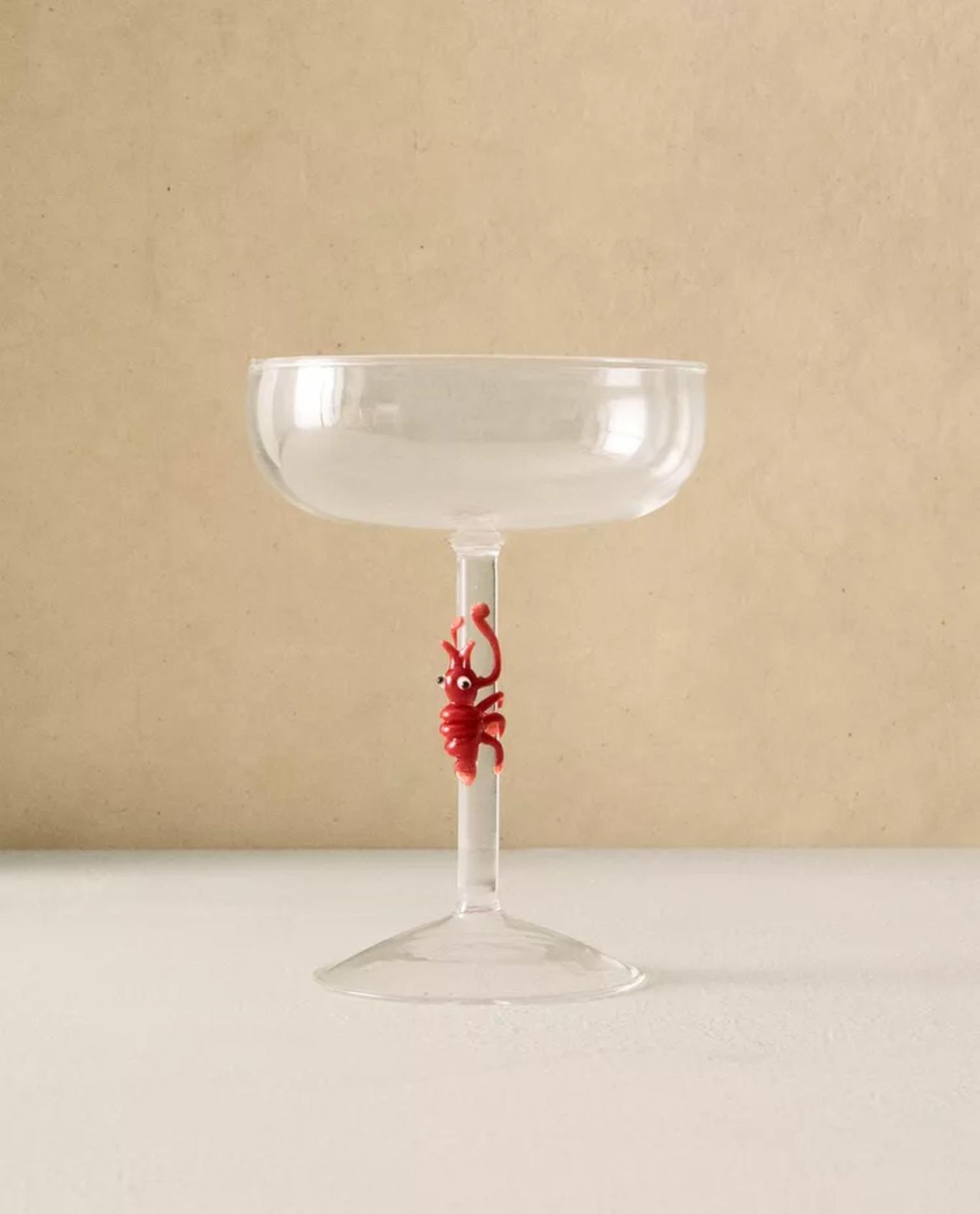 Copa con adorno de langostino.