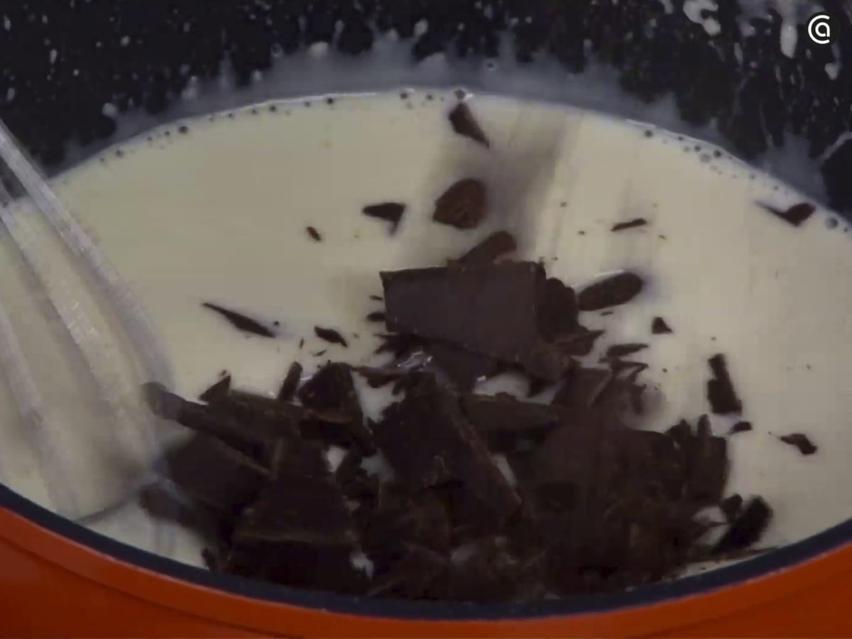 Prepara la bechamel dulce con chocolate