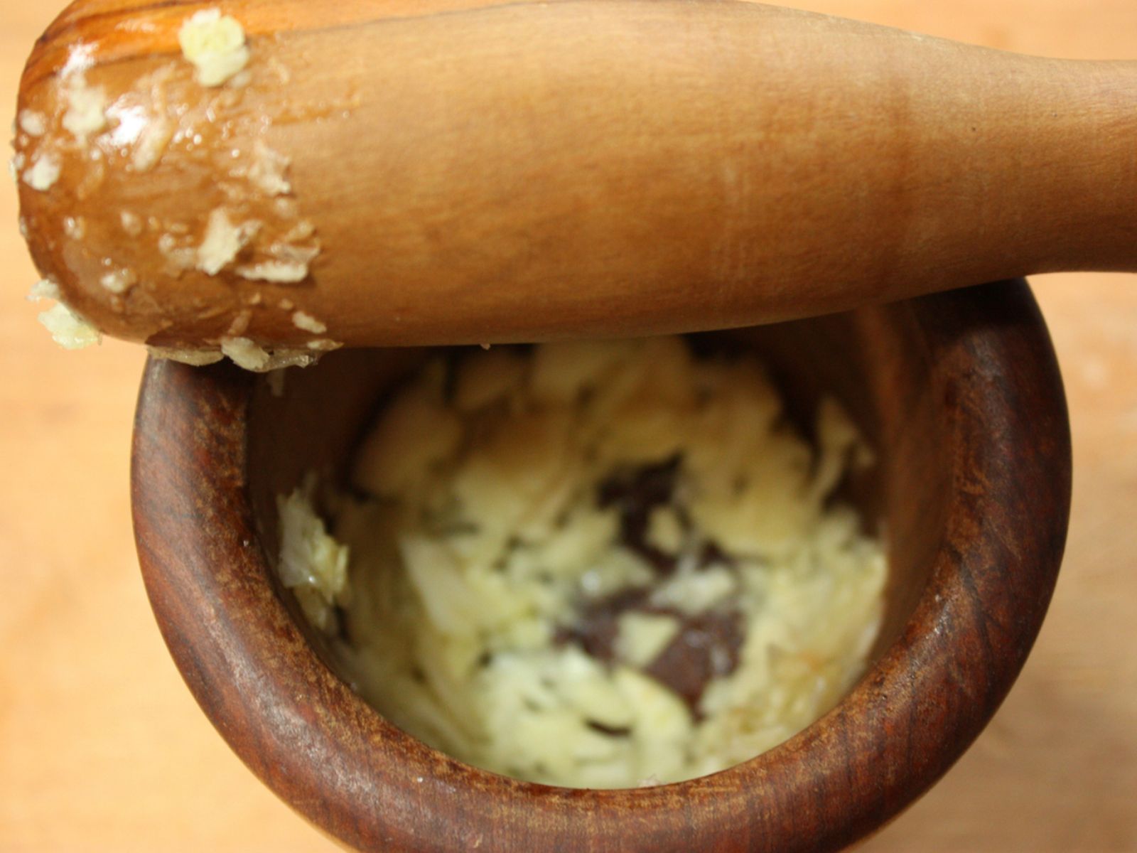 Ajo machacado en mortero, base de un alioli tradicional. Ajo machacado en mortero, base de un alioli tradicional.