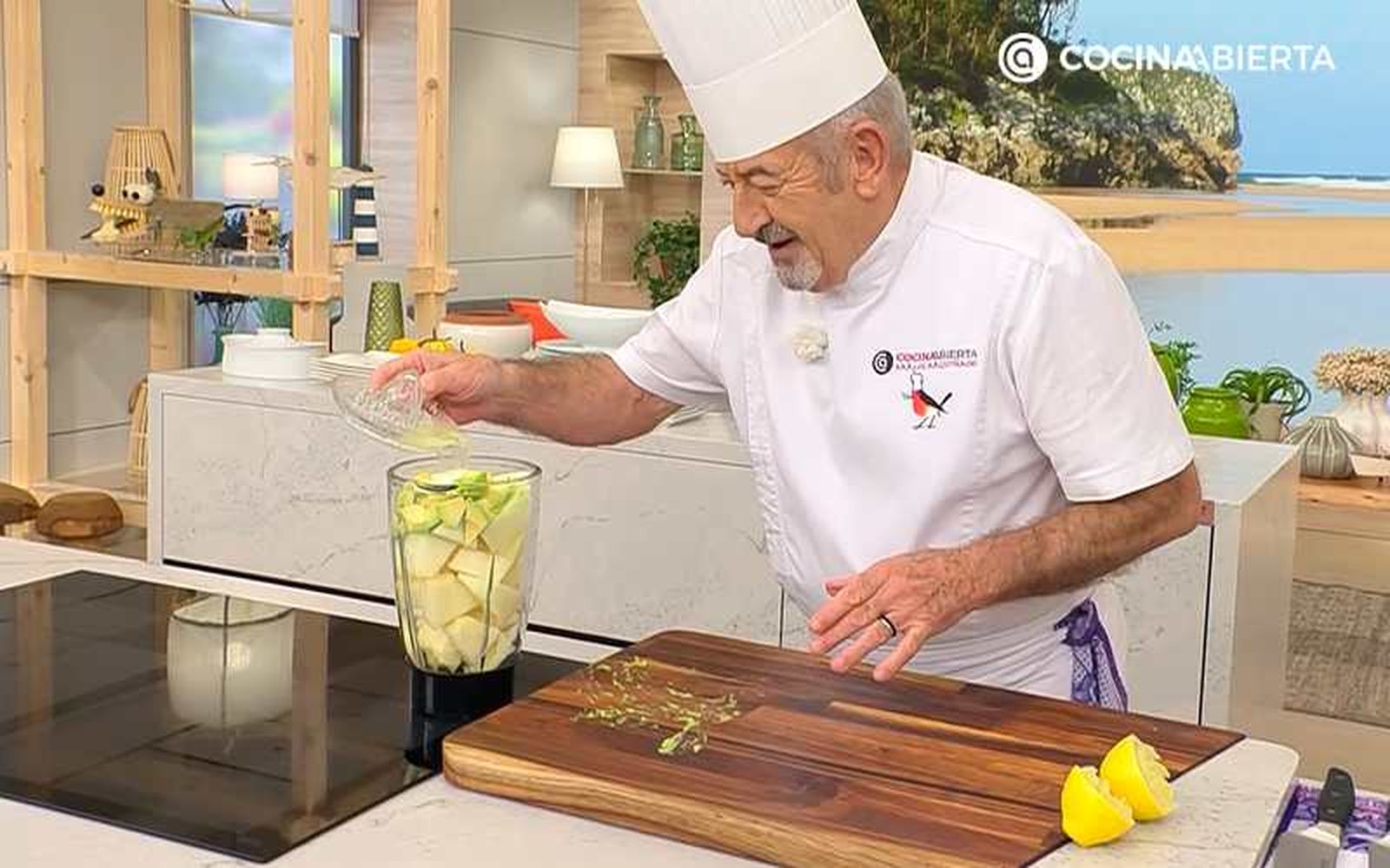 Karlos Arguiñano añade el zumo de un limón Karlos Arguiñano añade el zumo de un limón