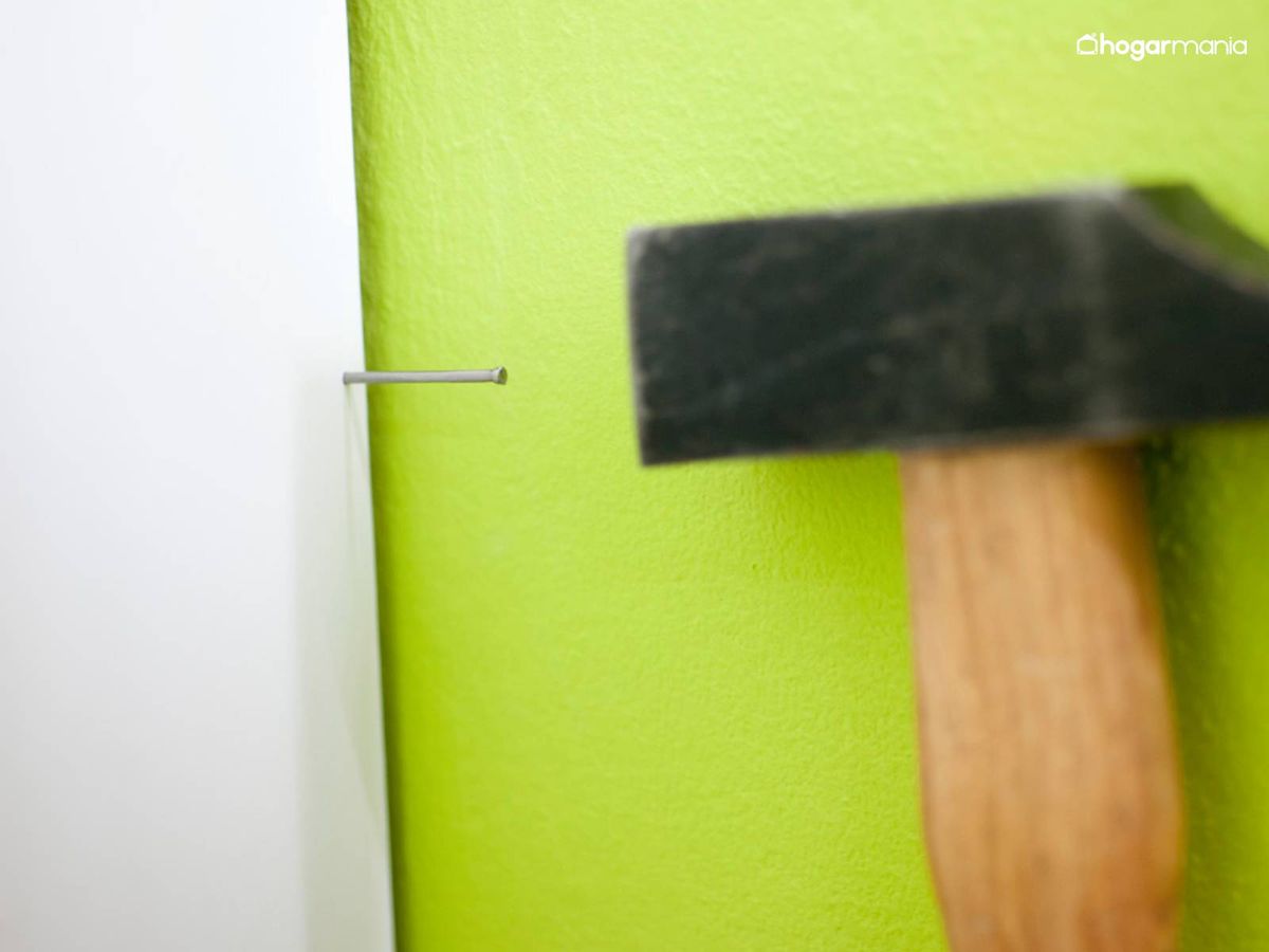 Sujeta la lama con un clavo