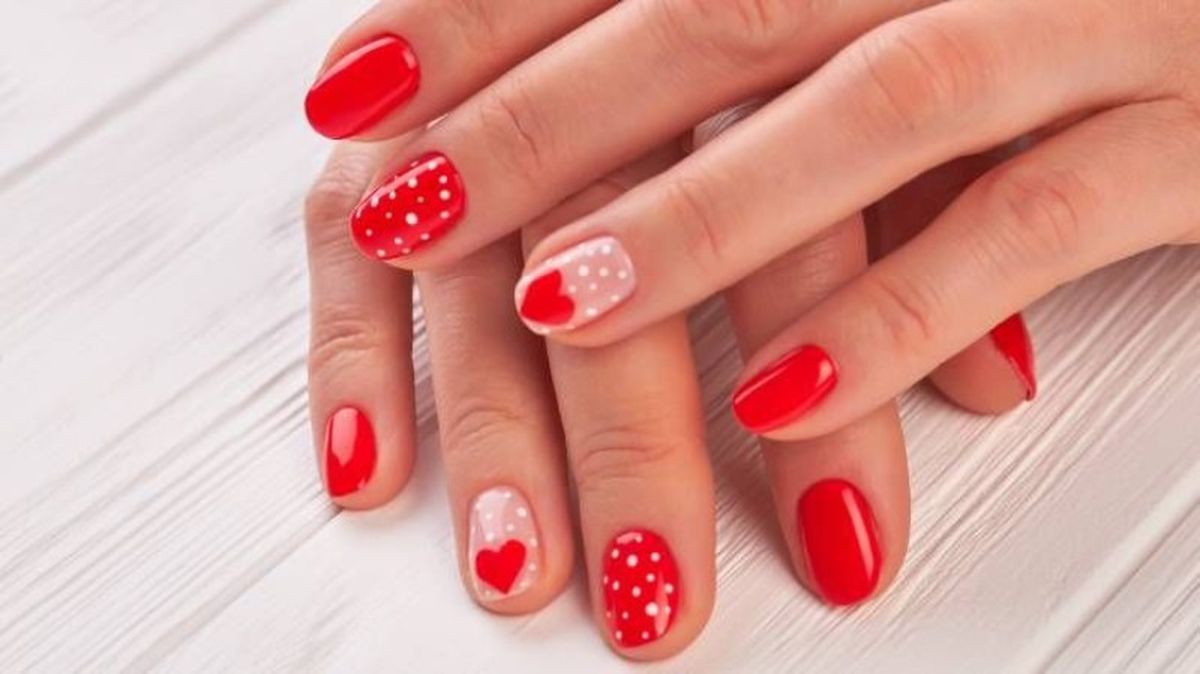Puedes añadir un toque divertido a tu manicura con puntitos