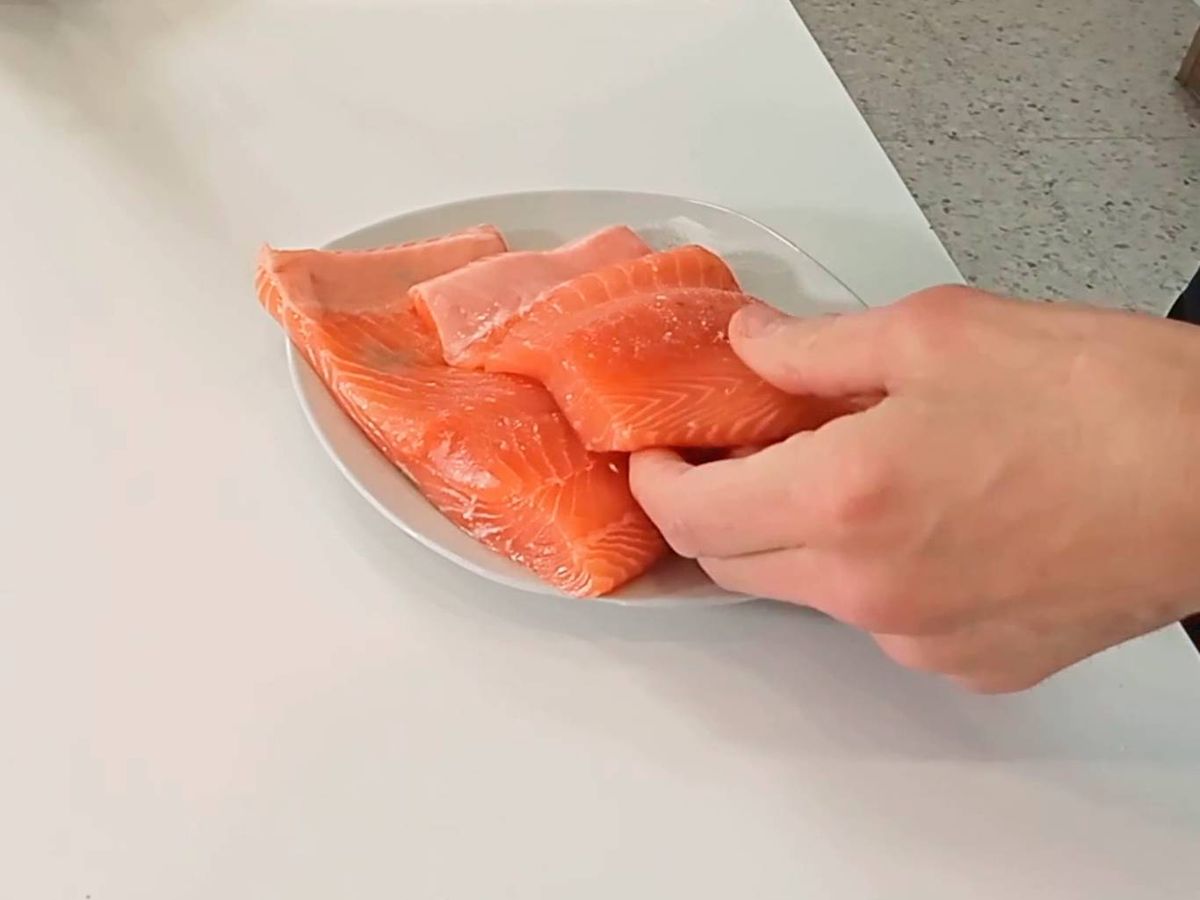 Elaboración de la receta de aros de salmón y gambas - paso 1