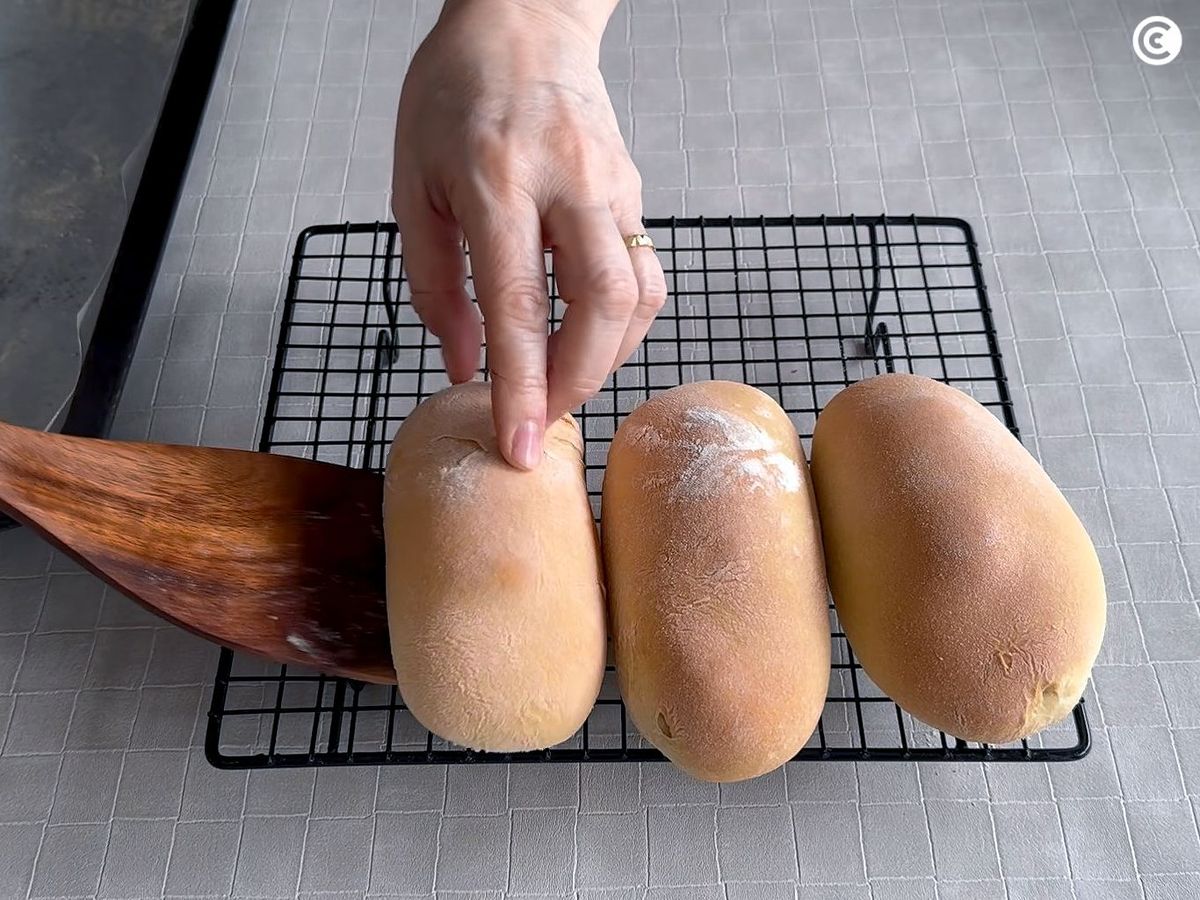 Hornear el pan preñao y dejar enfriar sobre una rejilla