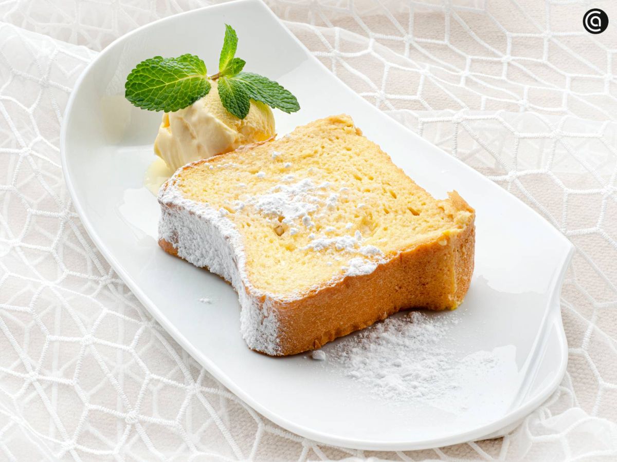 Sirve las torrijas con helado de vainilla