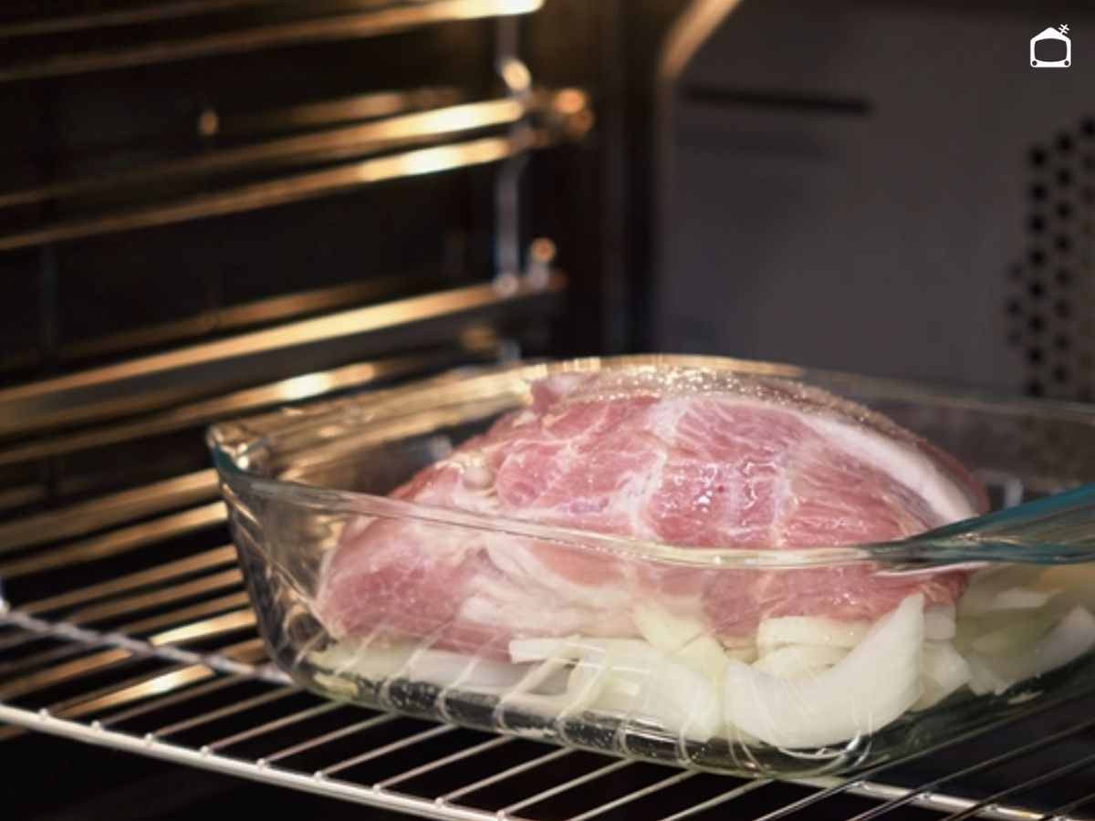 El horno comienza a dorar lentamente la cabeza de lomo.