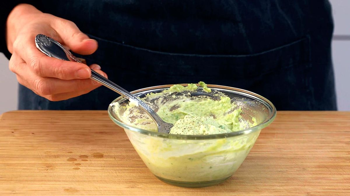 Receta de volovanes de salmón ahumado al cava, aguacate y queso  paso 1