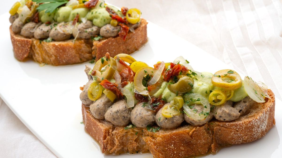 Crema de aguacate y hummus de aceituna negra con encurtidos, de Joseba Arguiñano